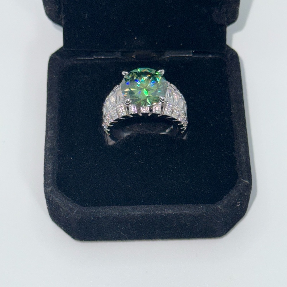 4ct Green Moissanite Ring on Au750 18k Gold Over S925 - Picture 3 of 15